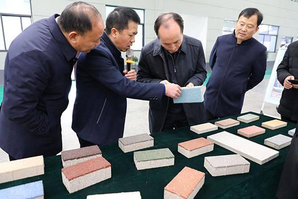在调研过程中,孙市长一行对宁彤科技的陶瓷透水砖生产车间,产品展示